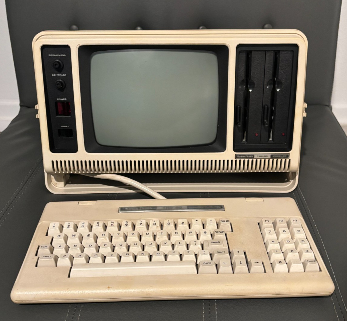 Vintage Portable Computer 1984 Radio Shack TRS-80 Model 4P 26-1080A